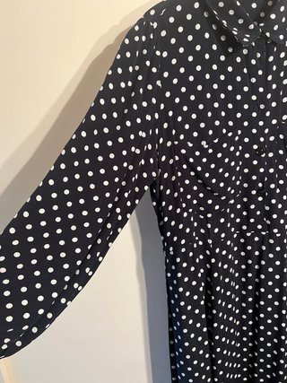 Vestido preto com bolas brancas
