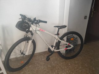 Bicicleta Rockrider 100 con Casco