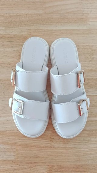 Sandalias Beige con Hebillas Doradas