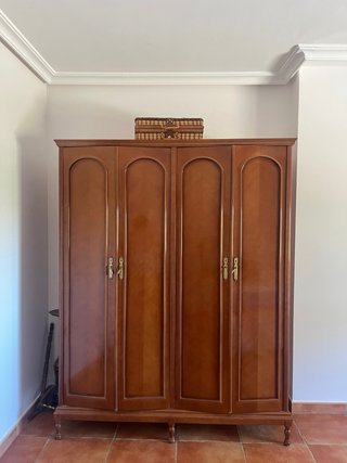 Armario antiguo de madera y mimbre