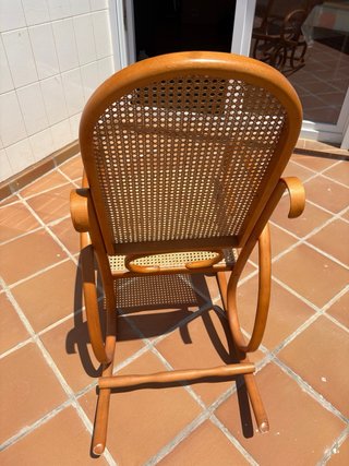 Dolce culla in rattan e legno Thone