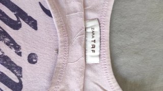 Camiseta rosa con lentejuelas plateadas