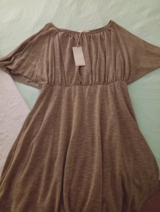 Vestido dorado con etiqueta, del corte inglés