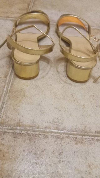 Sandalias doradas tacón bajo