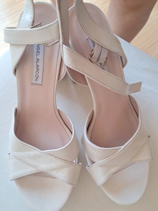 Sandalias de piel beige y doradas