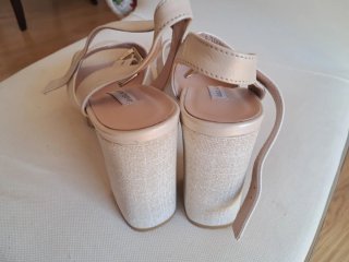 Sandalias de piel beige y doradas
