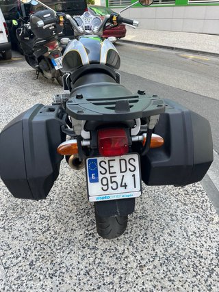 BMW R850R Moto Naked Negra y Plateada