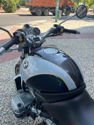 BMW R850R Moto Naked Negra y Plateada