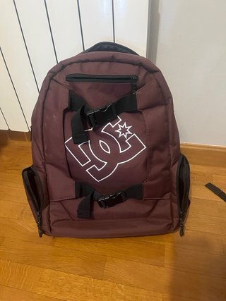 Skate Globe y Mochila DC