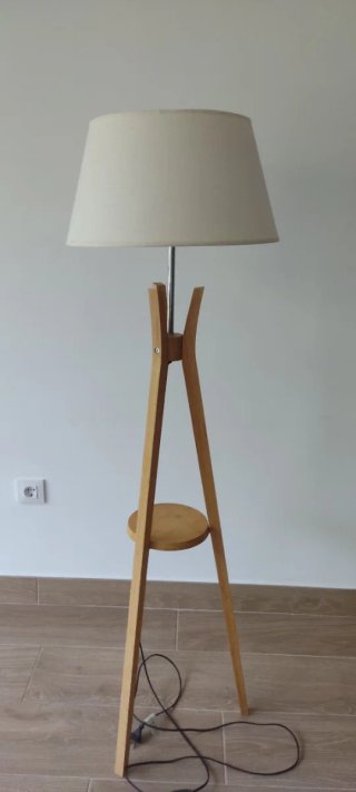 Lámpara de pie de madera y tela beige