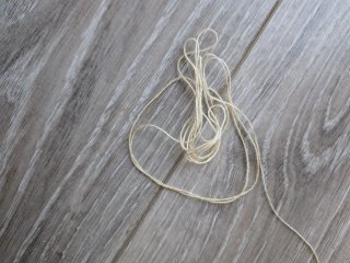 4 conos de hilo jaspeado amarillo-gris