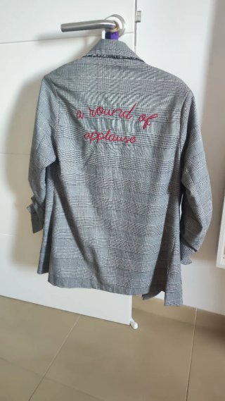 Americana Bershka cuadros Talla M, con bordados.