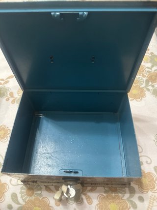 Caja metálica antigua con asa y cerradura