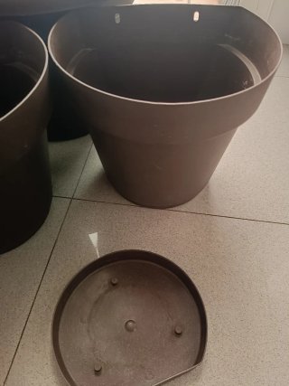 Vasi da fiori in plastica marroni