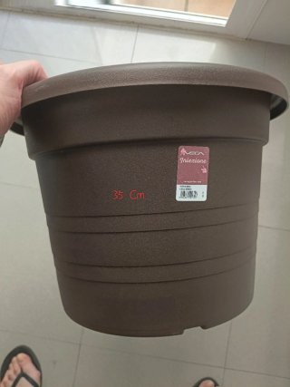 Vasi da fiori in plastica marroni