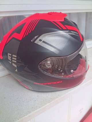 Casco de moto Scorpion negro y rojo