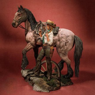 Figura Resina Sadie Adler