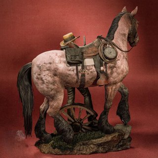 Figura Resina Sadie Adler