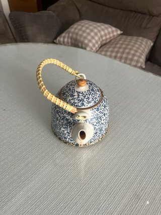Tetera de cerámica azul y blanca con asa de bambú