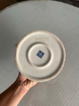 Tetera de cerámica azul y blanca con asa de bambú