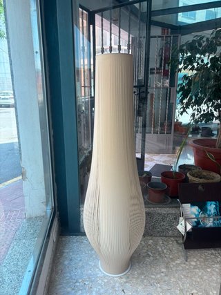 Lámpara de pie con pantalla de tela acanalada