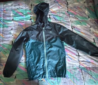 Chubasquero niño Quechua negro y verde talla 8