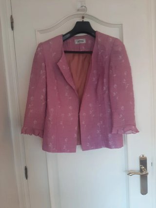 Vestido rosa midi con chaqueta corta