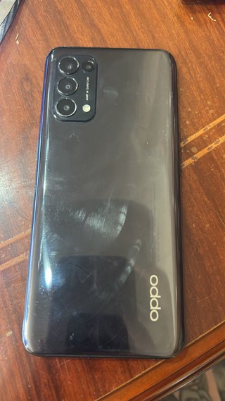 Teléfono móvil negro con cargador
