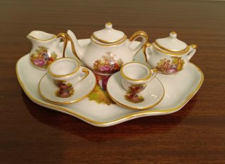Set da tè in miniatura in porcellana dorata