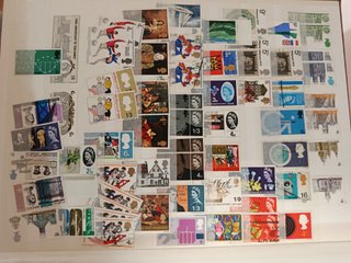 Monete e album di francobolli