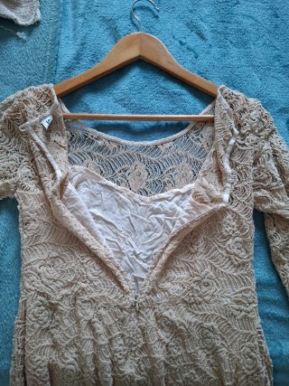 Vestido de encaje beige talla S.