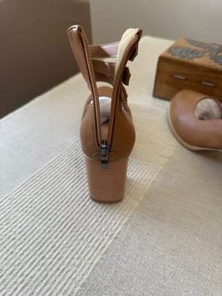 Zapatos de tacón marrones sin estrenar