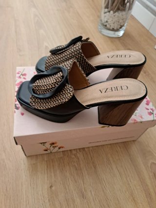 Zuecos CEREZA plataforma beige/negro