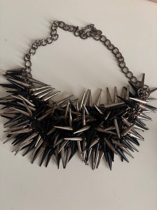 Collar de pinchos plateado y negro
