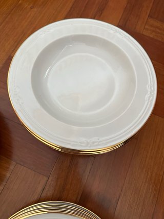 Vajilla de porcelana blanca y dorado