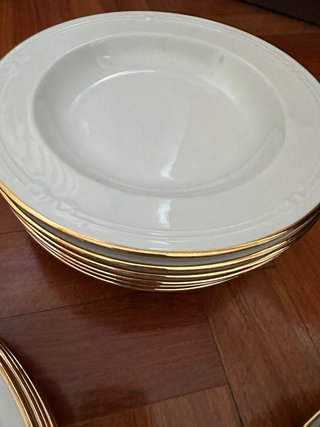 Vajilla de porcelana blanca y dorado