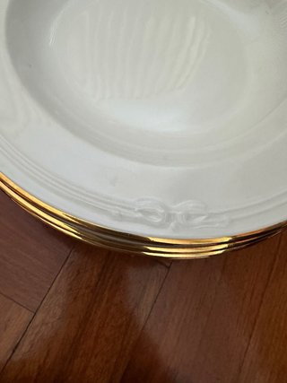 Vajilla de porcelana blanca y dorado
