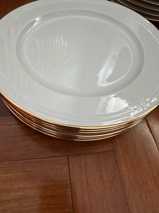 Vajilla de porcelana blanca y dorado