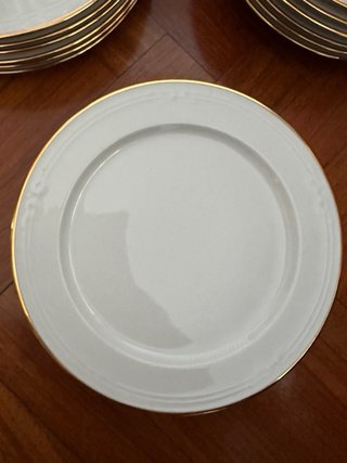 Vajilla de porcelana blanca y dorado