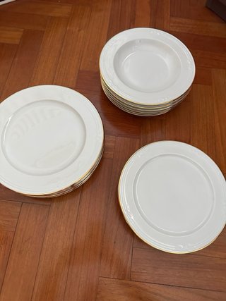 Vajilla de porcelana blanca y dorado