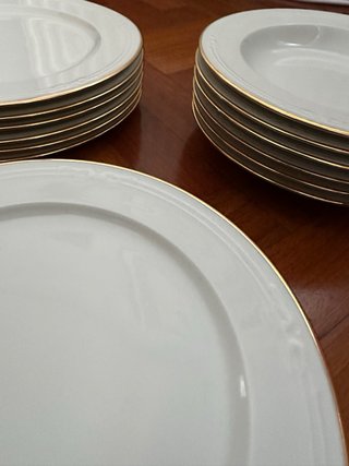 Vajilla de porcelana blanca y dorado