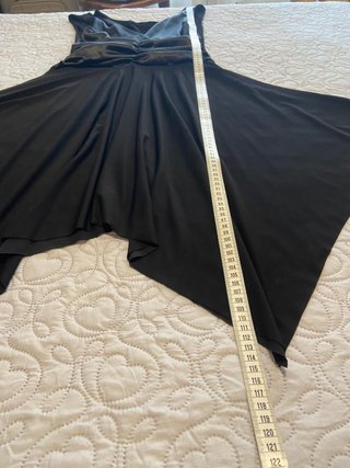 Vestido fiesta cuello V, falda de vuelo asimétrica