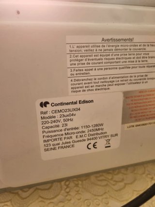 Microondas blanco con puerta abierta