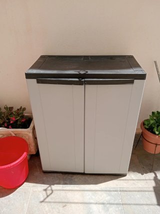 Mueble de resina negro y gris