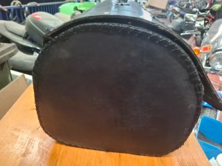 Baúl Moto Custom Cuero Cruz