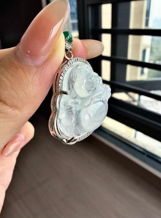 Colgante Oro Blanco 18K Buda Feliz Jade Esmeralda