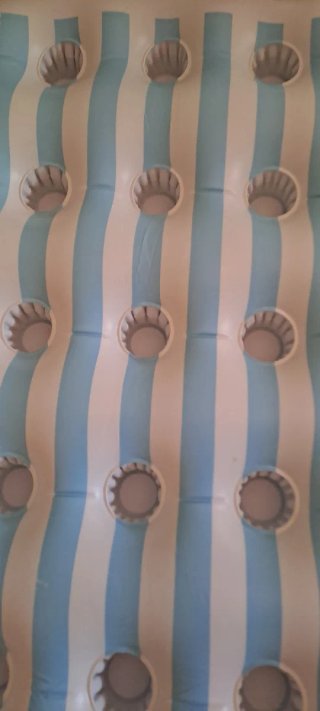 Colchoneta hinchable con portavasos