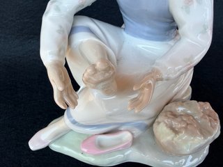 Figura Nao by Lladro Niña con zapati