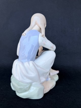 Figura Nao by Lladro Niña con zapati