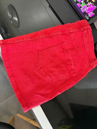 Falda Jeans Roja con Cinturón